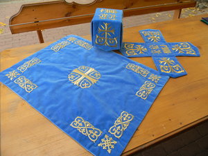 Голубой шитье по картону